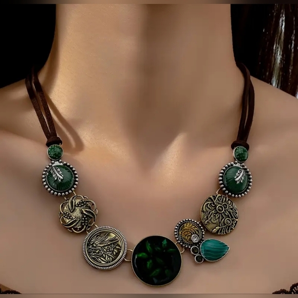 NEW! Elegant Green and Gold Necklace NIP! - Picture 1 of 3